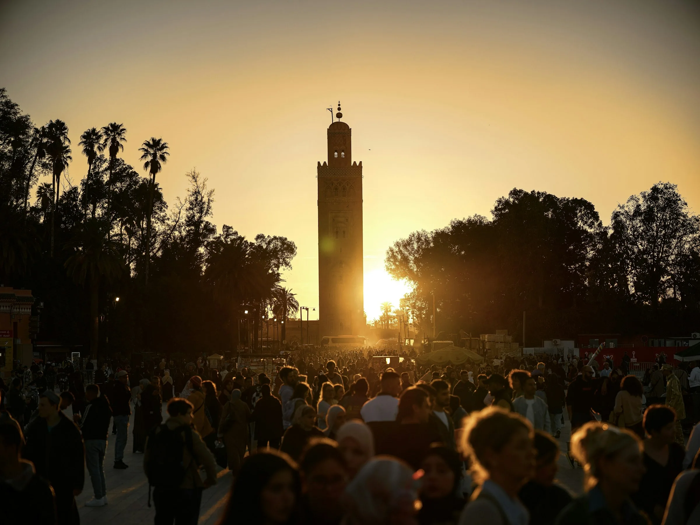 La Koutoubia au coucher du soleil au-dessus de Jemaa el-Fna