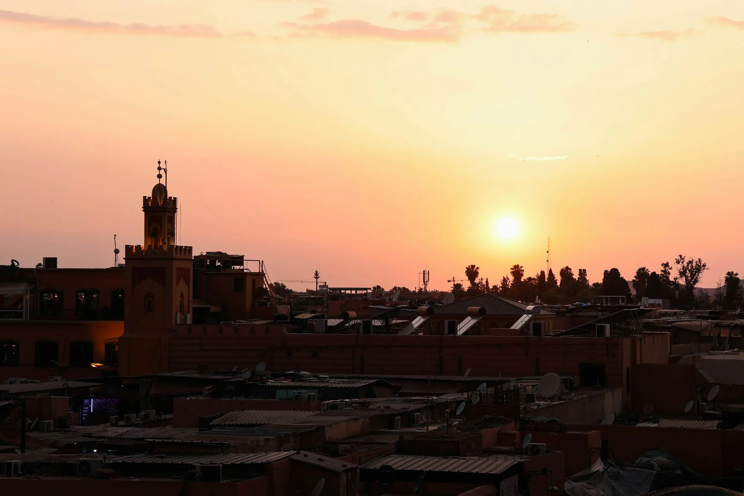 Marrakech au coucher du soleil, point de départ du guide pratique